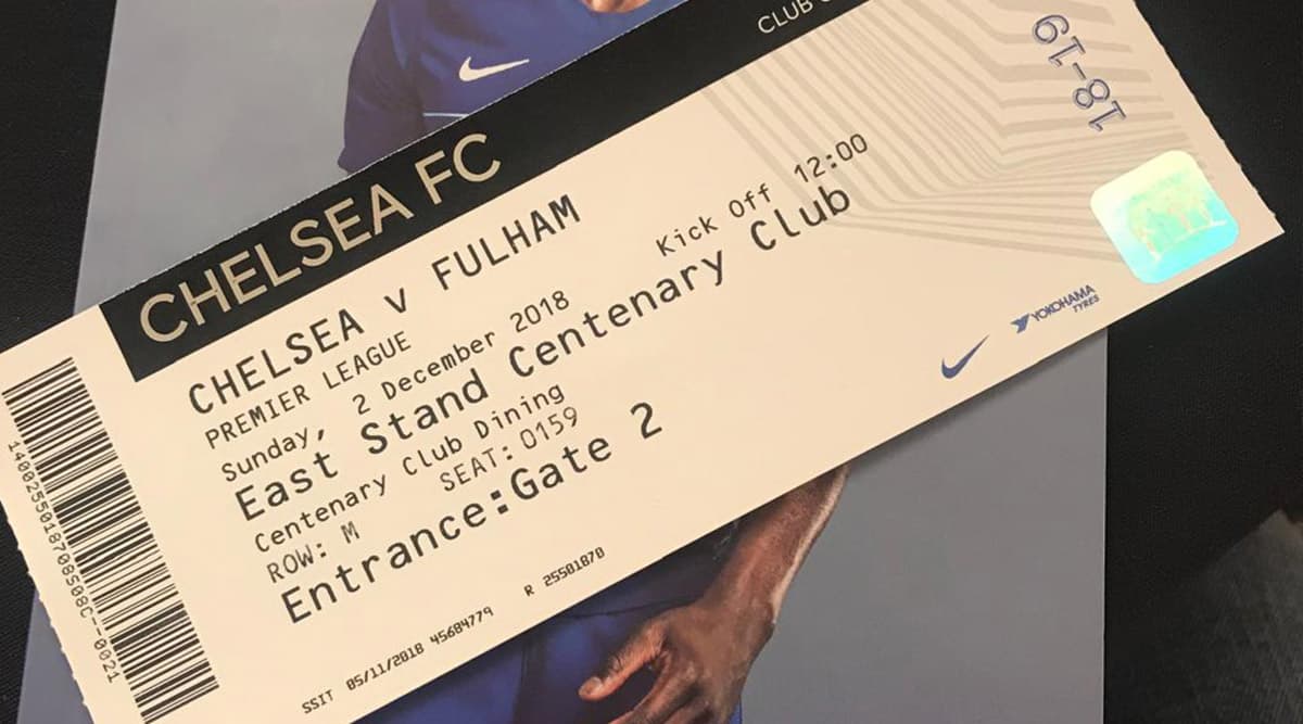 Een voetbalticket voor een Engelse wedstrijd in de hand