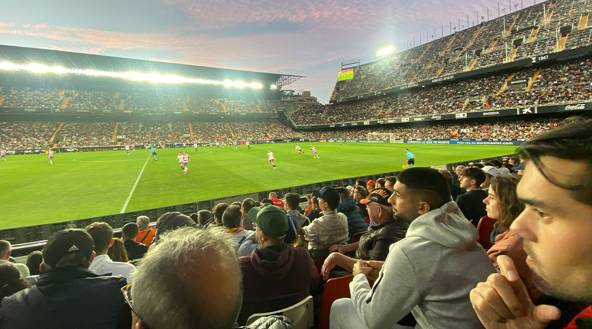 Voetbalstadion met uitleg over kosten van een voetbalreis